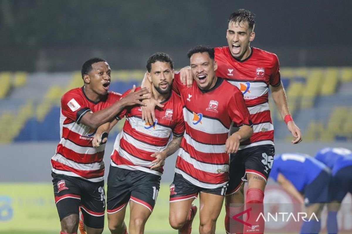Berikut beberapa alternatif judul untuk topik "Madura United dalam Motivasi Tinggi Jelang Hadapi PSIS Semarang":

1. "Semangat Membara: Madura United Siap Tempur Melawan PSIS Semarang"
2. "Madura United: Motivasi Tinggi Sambut Pertarungan Melawan PSIS Semarang"
3. "Gairah Juang Madura United Menjelang Duel Akbar Melawan PSIS Semarang"
4. "Madura United Bersiap dengan Energik: Fokus pada Laga Melawan PSIS Semarang"
5. "Kesiapan Tinggi Madura United Jelang Pertandingan Kontra PSIS Semarang"
6. "Madura United Melangkah Penuh Keyakinan Menatap PSIS Semarang"
7. "Ambisi Besar Madura United: Misi Menghadapi PSIS Semarang dengan Semangat Tinggi"

Silakan pilih atau modifikasi sesuai kebutuhan!