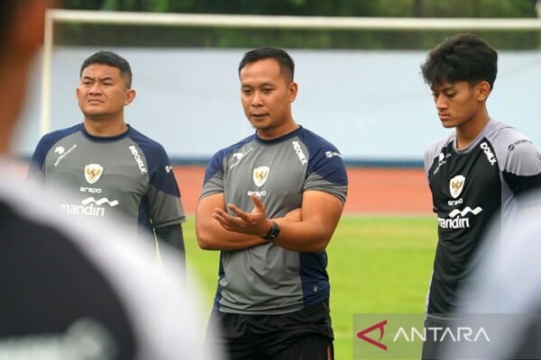Berikut adalah beberapa alternatif judul untuk "Sofie Imam jadi Asisten Pelatih Fisik Timnas Indonesia":

1. "Sofie Imam Resmi Menjadi Asisten Pelatih Fisik Timnas Indonesia"
2. "Sofie Imam Diangkat Sebagai Asisten Pelatih Fisik Timnas Indonesia"
3. "Langkah Baru Sofie Imam Sebagai Asisten Pelatih Fisik Timnas Indonesia"
4. "Sofie Imam: Peran Barunya di Timnas Indonesia sebagai Asisten Pelatih Fisik"
5. "Menyongsong Tantangan Baru: Sofie Imam Sebagai Asisten Pelatih Fisik Timnas Indonesia"
6. "Sofie Imam Kini Menjabat Sebagai Asisten Pelatih Fisik untuk Timnas Indonesia"
7. "Sofie Imam Mengambil Alih Tugas Sebagai Asisten Pelatih Fisik Timnas Indonesia" 

Semoga salah satu dari judul-judul ini sesuai dengan yang Anda cari!