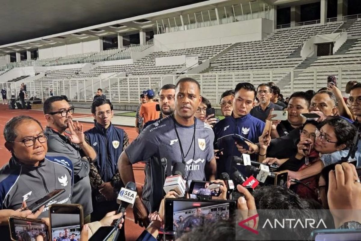 Here are some alternate title suggestions for "Pratinjau Indonesia vs Bahrain: Saatnya kembali tampil pragmatis":

1. "Analisis Indonesia vs Bahrain: Kembali ke Pendekatan Pragmatik"
2. "Preview Pertandingan Indonesia vs Bahrain: Saatnya Bermain Cerdas"
3. "Tinjauan Indonesia vs Bahrain: Memilih Strategi yang Pragmatis"
4. "Persiapan Indonesia vs Bahrain: Momen Pragmatism yang Diperlukan"
5. "Menghadapi Bahrain: Indonesia Kembali ke Taktik Pragmatik"
6. "Ulasan Indonesia vs Bahrain: Strategi Pragmatism di Ujung Jari"
7. "Menatap Indonesia vs Bahrain: Pentingnya Pendekatan Pragmatism"

Feel free to mix and match or adjust any of these suggestions!