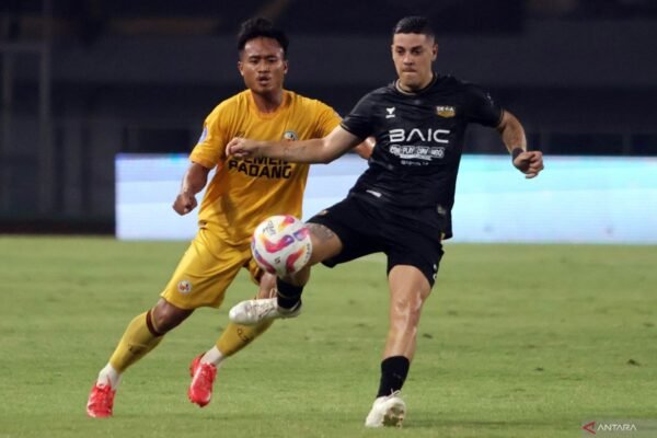 Berikut adalah beberapa alternatif judul untuk "Alexis Messidoro siapkan mental jelang laga melawan Persis Solo":

1. "Alexis Messidoro Fokus Persiapkan Mental Menjelang Pertandingan Melawan Persis Solo"
2. "Menjelang Laga Melawan Persis Solo, Alexis Messidoro Siapkan Mentalnya"
3. "Persiapkan Mental, Alexis Messidoro Hadapi Tantangan Laga Melawan Persis Solo"
4. "Alexis Messidoro: Kesiapan Mental Sangat Penting Jelang Pertandingan Melawan Persis Solo"
5. "Laga Melawan Persis Solo: Alexis Messidoro Perkuat Mental Tim"

Silakan pilih atau sesuaikan sesuai keinginan!