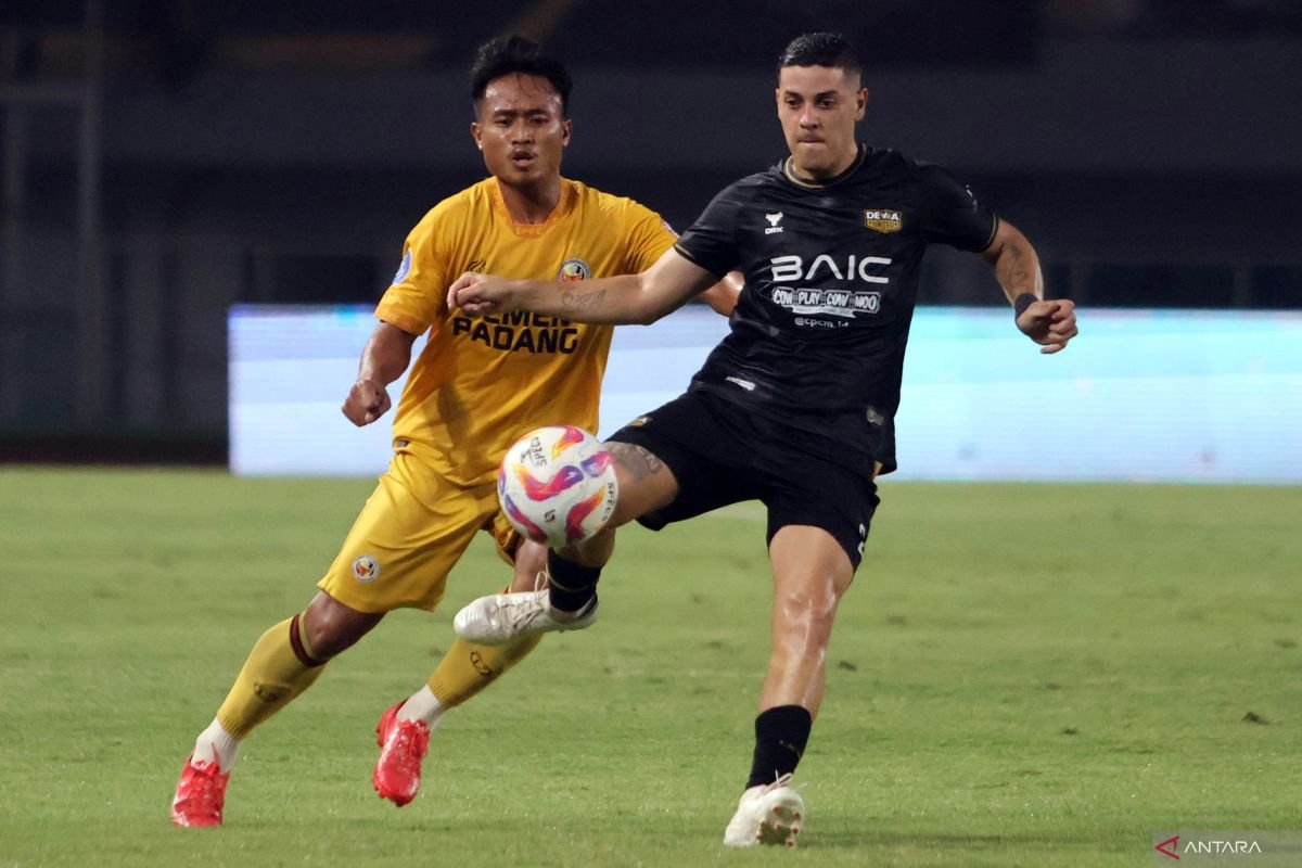 Berikut adalah beberapa alternatif judul untuk "Alexis Messidoro siapkan mental jelang laga melawan Persis Solo":

1. "Alexis Messidoro Fokus Persiapkan Mental Menjelang Pertandingan Melawan Persis Solo"
2. "Menjelang Laga Melawan Persis Solo, Alexis Messidoro Siapkan Mentalnya"
3. "Persiapkan Mental, Alexis Messidoro Hadapi Tantangan Laga Melawan Persis Solo"
4. "Alexis Messidoro: Kesiapan Mental Sangat Penting Jelang Pertandingan Melawan Persis Solo"
5. "Laga Melawan Persis Solo: Alexis Messidoro Perkuat Mental Tim"

Silakan pilih atau sesuaikan sesuai keinginan!
