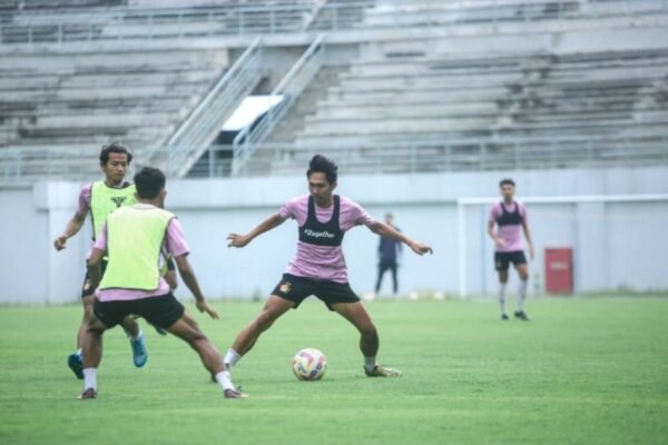 Berikut beberapa alternatif judul untuk "Persik Incar Hasil Maksimal dari Lima Laga Terakhir":

1. "Persik Targetkan Kemenangan Penuh dalam Lima Pertandingan Terakhir"
2. "Lima Laga Terakhir: Persik Berusaha Raih Hasil Optimal"
3. "Persik Optimis Capai Hasil Maksimal di Lima Pertandingan Terakhir"
4. "Misi Persik: Raih Hasil Sempurna dari Lima Laga Penutup"
5. "Persik Fokus untuk Menyudahi Lima Pertandingan Terakhir dengan Gemilang"

Silakan pilih atau modifikasi sesuai kebutuhan!