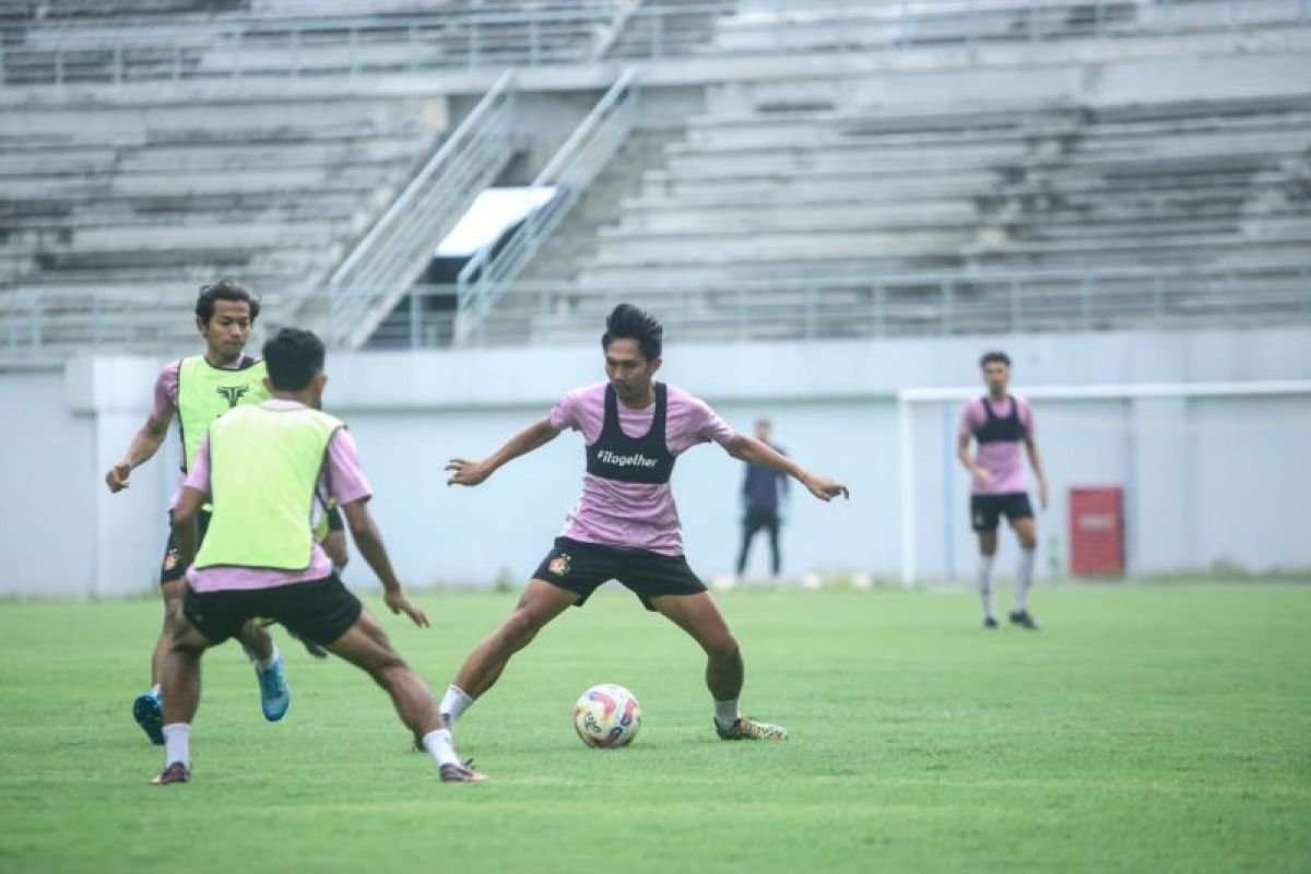 Berikut beberapa alternatif judul untuk "Persik Incar Hasil Maksimal dari Lima Laga Terakhir":

1. "Persik Targetkan Kemenangan Penuh dalam Lima Pertandingan Terakhir"
2. "Lima Laga Terakhir: Persik Berusaha Raih Hasil Optimal"
3. "Persik Optimis Capai Hasil Maksimal di Lima Pertandingan Terakhir"
4. "Misi Persik: Raih Hasil Sempurna dari Lima Laga Penutup"
5. "Persik Fokus untuk Menyudahi Lima Pertandingan Terakhir dengan Gemilang"

Silakan pilih atau modifikasi sesuai kebutuhan!