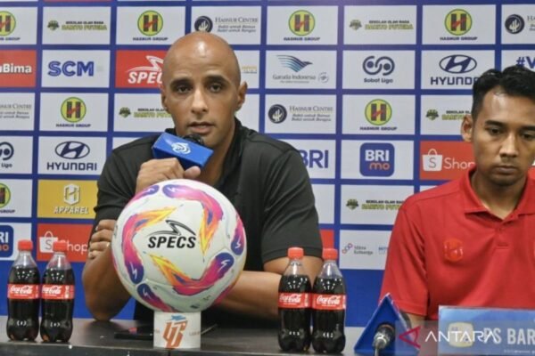 Berikut adalah beberapa alternatif judul untuk "Vitor motivasi Barito Putera meski harapan tipis bertahan di Liga 1":

1. "Vitor Berikan Motivasi kepada Barito Putera Walau Peluang Bertahan di Liga 1 Tipis"
2. "Meskipun Harapan Minim, Vitor Tetap Semangatkan Barito Putera untuk Liga 1"
3. "Vitor Dorong Barito Putera untuk Bertahan di Liga 1 Meski Kesempatan Tipis"
4. "Semangat Vitor Picu Harapan Barito Putera di Tengah Tantangan Liga 1"
5. "Barito Putera: Vitor Hadirkan Motivasi di Saat Harapan Bertahan di Liga 1 Meluntur"

Silakan pilih yang paling sesuai atau modifikasi sesuai kebutuhan!