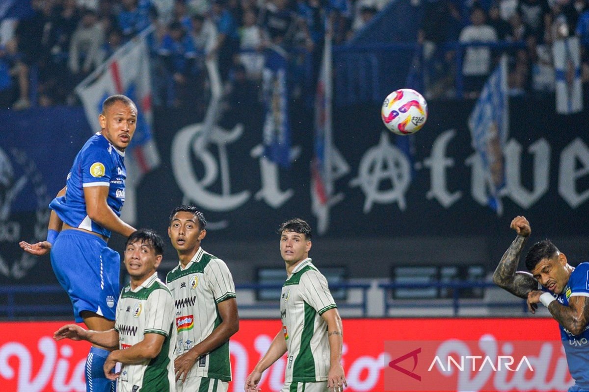 Berikut adalah beberapa alternatif judul untuk "Tujuh Tim Bertarung untuk Hindari Zona Degradasi Liga 1 Indonesia":

1. "Pertarungan Tujuh Tim: Menghindari Zona Degradasi di Liga 1 Indonesia"
2. "Sengitnya Pertarungan Tujuh Tim untuk Bertahan di Liga 1 Indonesia"
3. "Zona Degradasi Mengancam: Tujuh Tim Berjuang di Liga 1 Indonesia"
4. "Tujuh Tim Dalam Perlombaan Sengit: Bertahan dari Degradasi Liga 1 Indonesia"
5. "Rebutan Nasib: Tujuh Tim Berjuang untuk Terhindar Dari Zona Degradasi Liga 1 Indonesia"
6. "Drama Penuh Ketegangan: Tujuh Tim Lakukan Pertarungan untuk Hindari Degradasi di Liga 1"
7. "Pertaruhan Nyawa: Tujuh Tim Berjuang untuk Selamat dari Zona Degradasi Liga 1 Indonesia"

Semoga alternatif judul ini bermanfaat!