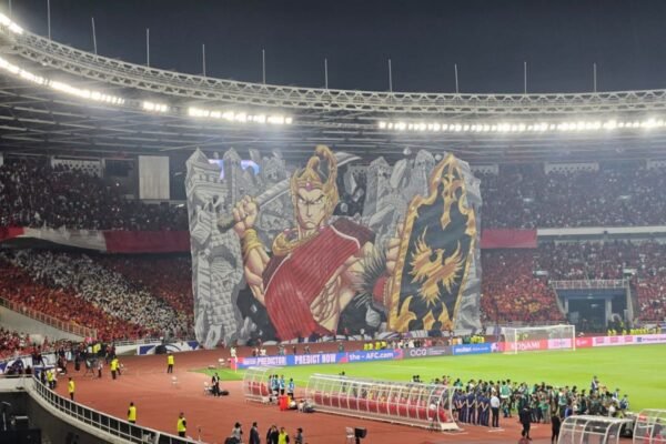 Here are some alternative title suggestions for "Koreografi Berhias Tifo Pendekar Wayang Warnai Laga Indonesia vs China":

1. "Tari Tifo Pendekar: Keharmonisan Seni dan Olahraga dalam Duel Indonesia vs China"
2. "Pesona Tifo Pendekar: Menyemarakkan Pertandingan Indonesia vs China"
3. "Seni Gerak Tifo Pendekar: Warna-warni Pertandingan Indonesia melawan China"
4. "Tifo Pendekar Nusantara: Energi dan Estetika di Laga Indonesia vs China"
5. "Ritual Tari Tifo: Mewarnai Pertarungan antara Indonesia dan China"
6. "Sinergi Tifo Pendekar: Menghidupkan Suasana Pertandingan Indonesia vs China"
7. "Koreografi Tifo Menggugah: Merayakan Duel Epic Indonesia dan China"
8. "Keindahan Tifo Pendekar: Pertarungan Estetika di Arena Indonesia vs China"

Feel free to choose any of the titles or modify them further!