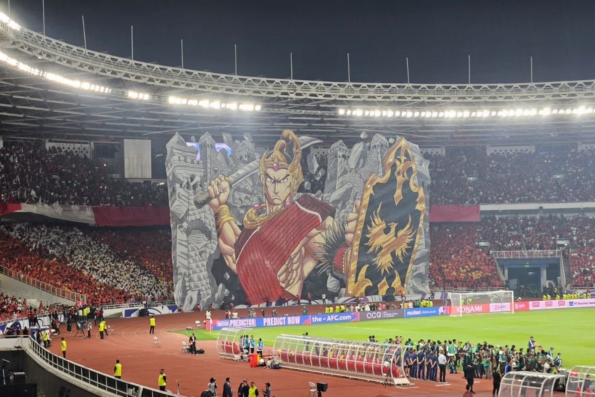 Here are some alternative title suggestions for "Koreografi Berhias Tifo Pendekar Wayang Warnai Laga Indonesia vs China":

1. "Tari Tifo Pendekar: Keharmonisan Seni dan Olahraga dalam Duel Indonesia vs China"
2. "Pesona Tifo Pendekar: Menyemarakkan Pertandingan Indonesia vs China"
3. "Seni Gerak Tifo Pendekar: Warna-warni Pertandingan Indonesia melawan China"
4. "Tifo Pendekar Nusantara: Energi dan Estetika di Laga Indonesia vs China"
5. "Ritual Tari Tifo: Mewarnai Pertarungan antara Indonesia dan China"
6. "Sinergi Tifo Pendekar: Menghidupkan Suasana Pertandingan Indonesia vs China"
7. "Koreografi Tifo Menggugah: Merayakan Duel Epic Indonesia dan China"
8. "Keindahan Tifo Pendekar: Pertarungan Estetika di Arena Indonesia vs China"

Feel free to choose any of the titles or modify them further!
