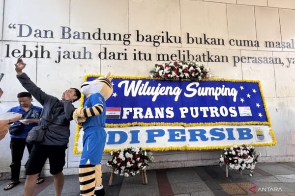 Persib Perkenalkan Bek Baru Frans Putros Melalui Karangan Bunga