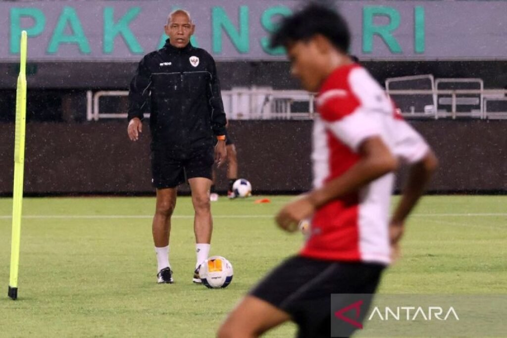 Berikut beberapa alternatif judul untuk artikel tersebut:

1. "Nova Arianto Bidik 30 Pemain untuk Tim U-17 yang Baru"
2. "Target 30 Pemain: Nova Arianto Siapkan Tim U-17"
3. "Tim Baru U-17: Nova Arianto Akan Seleksi 30 Pemain"
4. "Mencari Bakat: Nova Arianto Targetkan 30 Pemain untuk Tim U-17"
5. "Nova Arianto Sasar Pengumpulan 30 Pemain untuk Tim U-17"
6. "Tim U-17 Baru: Nova Arianto Fokus Rekrutmennya ke 30 Pemain"

Silakan pilih atau sesuaikan sesuai kebutuhan!