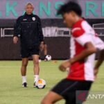 Berikut beberapa alternatif judul untuk artikel tersebut:

1. "Nova Arianto Bidik 30 Pemain untuk Tim U-17 yang Baru"
2. "Target 30 Pemain: Nova Arianto Siapkan Tim U-17"
3. "Tim Baru U-17: Nova Arianto Akan Seleksi 30 Pemain"
4. "Mencari Bakat: Nova Arianto Targetkan 30 Pemain untuk Tim U-17"
5. "Nova Arianto Sasar Pengumpulan 30 Pemain untuk Tim U-17"
6. "Tim U-17 Baru: Nova Arianto Fokus Rekrutmennya ke 30 Pemain"

Silakan pilih atau sesuaikan sesuai kebutuhan!