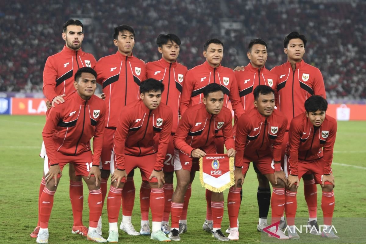 Vanenburg Umumkan 23 Pemain untuk Kualifikasi Piala Asia U-23 2026" 

Berikut beberapa variasi judul alternatif yang bisa dipertimbangkan:

1. "23 Pemain Diumumkan Vanenburg untuk Kualifikasi Piala Asia U-23 2026"
2. "Vanenburg Memilih 23 Pemain untuk Kualifikasi Piala Asia U-23 2026"
3. "Daftar 23 Pemain Tim U-23: Pengumuman Vanenburg untuk Kualifikasi Piala Asia 2026"
4. "Vanenburg Paduan 23 Pemain untuk Kualifikasi Piala Asia U-23 2026"
5. "Persiapan Kualifikasi Piala Asia U-23 2026: 23 Pemain Pilihan Vanenburg"

Semoga ini membantu!