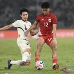 Here are some alternative title suggestions for "Hokky Caraka Resmi Berlabuh di Persita Tangerang":

1. "Hokky Caraka Bergabung Resmi dengan Persita Tangerang"
2. "Persita Tangerang Menyambut Hokky Caraka Secara Resmi"
3. "Hokky Caraka Resmi Menjadi Pemain Persita Tangerang"
4. "Persita Tangerang Umumkan Keberadaan Hokky Caraka"
5. "Hokky Caraka Kini Resmi Berseragam Persita Tangerang"
6. "Persita Tangerang Salurkan Resmi Hokky Caraka ke Tim"
7. "Kedatangan Resmi Hokky Caraka di Persita Tangerang"
8. "Hokky Caraka, Wajah Baru di Persita Tangerang"

Feel free to choose any of these or let me know if you'd like more options!
